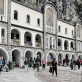 (Video) Reka ljudi pristiže na Ostrog! Ne nazire se kraj koloni, dolaze iz čitavog regiona, a zbog gužvi izmenjen je i…