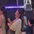 Milica izazvala na vreli ples ovu koleginicu: Zanjihale kukovima i podigle atmosferu na nastupu Nikosa Vertisa