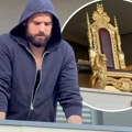 Zlatni tron na prozoru, uramljena slika na fasadi: Adaktar sa kapuljačom nadgleda pripreme za veliki događaj