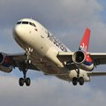 Više od tri sata kašnjenja zbog navodne šale: Evakuisan avion Er Srbije u Splitu putnik rekao "bomba"