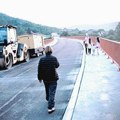 Sarajevski most još nezavršen, teški kamioni izrovali put do centra Grdelice