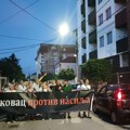 Protestanti u Leskovcu prolaze pored Bagdalinih zgrada za koje tvrde da su gradonačelnikove