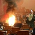 Albanski parlament usvojio budžet, zasedanje obeležili žustri protesti i - požar
