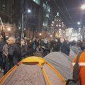 Blokada u trajanju od 24 časa: Na ulici formiran „kamp“, studenti ostaju napolju celu noć, tokom večeri posetio ih Zoran…
