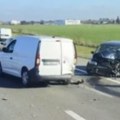 Karambol na autoputu Nesreća se desila kod aerodroma, srča je svuda po putu (VIDEO)