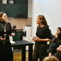 Dugi aplauz za čitanje Hartefaktovog pobedničkog teksta Marije Rakočević "Žena veže rep"