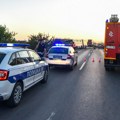 Završio u kanalu pored puta: Nesreća na putu Temerin - Sirig, jedno vozilo se prevrnulo na krov (video)