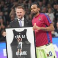 Kk Partizan uručio Panteru uramljeni dres Partizana na poklon uoči meča protiv Barse