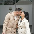 Ljuba perućica i Katarina uparili stajlinge ispred porodilišta: Pevač izveo ženu iz bolnice, poljupci pršte na sve strane…