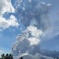 (Foto/video) veličanstveno i zastrašujuće Erupcija vulkana u Indoneziji izbacila stub pepela 18 kilometara uvis