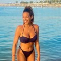 Zbog najzgodnije srpske voditeljke pritisak svima skočio na plaži: Svi se pitaju da li je ugradila silikone, a ima telo od…
