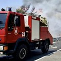 Teška situacija u Mostaru: Veliki požar u krugu firme preti da zahvati i plinske boce