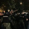Protest ispred prostorija SNS u Novom Sadu: Žandarmerija potiskuje građane