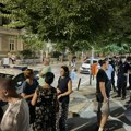 Građani se okupljaju ispred prostorija SNS-a u Kragujevcu