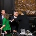 Gledajte tuču u meksičkom parlamentu! Zakrvili zbog američke vojske, sevale pesnice dok je svirala himna (video)