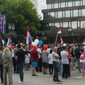 "Daću 300 evra za vas šestoro": Za "spontane" skupove SNS-a protiv blokada ljudima nude novac