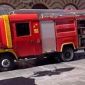 Prvi snimak, buknuo požar u školi u knez mihailovoj: Planula klima, pa zahvatila zavesu, hodnik pun dima (video)
