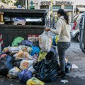 Žena shvatila šta je bacila u smeće i odmah pozvala komunalce, ubrzo su joj pokucali na vrata: "Gospođo, ovo je vaše"