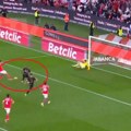 Ovo je najčudniji autogol u istoriji, neviđeno do sada, golman odbranio penal, on zabio loptu u svoju mrežu!