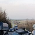 Kamion prešao u suprotni smer! Stravična nesreća kod Maradika: Direktno se sudario sa "audijem", vozilo smrskano (foto)