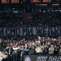 (VIDEO) Gužva iza klupe, navijač krenuo ka igračima Partizana