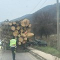 Стравична несрећа код Рашке! Аутомобил се сударио са приколицом која се откачила са камиона: возила уништена! (фото)