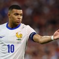 Mbape hteo da napusti reprezentaciju Francuske: "Igram za ljude koji me smatraju majmunom"