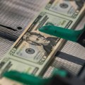 Dolar završava najgori mesec od juna kako slabi tražnja