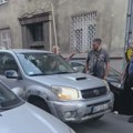 (VIDEO) Vozač koji se zaleteo u ljude kod Pravnog, prošle godine motkom pretio ljudima na Vračaru