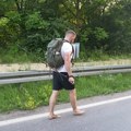 Slepi mladić mu promenio život! Nikola, otac troje dece, već treću godinu pešači bos zbog zaveta koji dira u srce, evo šta mu…