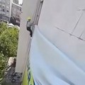 Uklonjena velika zastava Ukrajine koja je bila postavljena u centru Prištine (VIDEO)