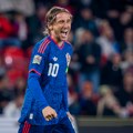 Pogledajte kako je Modrić sa 42 godine ponižavao asa Barselone! "Provozao ga" po terenu, ovim driblinzima ga je doveo do…