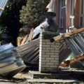 (FOTO, VIDEO) OVO JE NOVOSADSKA ŠKOLA KOJA JE NAJVIŠE STRADALA U NEVREMENU Vetar iskidao limeni krov; oštetio kuće u…