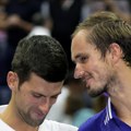 Novak i danil ponovo oči u oči Đoković i Medvedev trenirali dok su teren nadletali avioni (video)