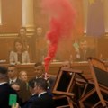 Haos u albanskom parlamentu – poslanik pokušao da zapali stolice, a zatim upalio baklju