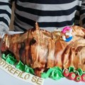 U Srbiji ni torta ne može da prođe bez prasetine: Dragan dobio najluđi mogući poklon za rođendan, jedan detalj ima poseban…