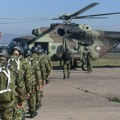 Elitna jedinica u akciji: Pogledajte kako najmlađi padobranci osvajaju nebo skokovima iz helikoptera Mi-17