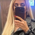 (Foto) bela suknjica i crne čizme do kolena: Voditeljka se fotografisala u liftu, a komplimenti samo pršte na mrežama