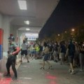 Demonstranti demolirali prostorije SNS-a u Novom Sadu (VIDEO)