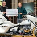 Prodat BMW motocikl s potpisom pape