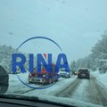 Vozači se zaglavili u snegu, dolazili drugi da ih šlepaju: Jaka mećava napravila probleme u saobraćaju kod Nove Varoši (FOTO)…