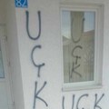 Ispisani grafiti koji veličaju tzv. OVK na ambulanti i vrtiću u Dobrotinu