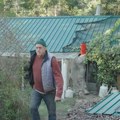 Напустио град и направио кућу од отпада: Не плаћа ни струју ни воду, а његово имање изгледа као бајка (фото)