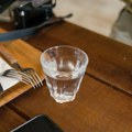 U restoranu odbili da joj daju česmovaču, ona ih tužila: Tražili joj 820 dinara za flašu vode, a onda je odluka suda sve…