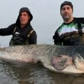 Ulovio džinovskog soma, koristio posebnu taktiku: Kada su grdosiju izvadili iz vode i premerili, samo su zinuli u čudu (video)…