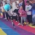 Snimak iz Kine izazvao globalnu paniku: Humanoidni robot udara dete u stomak!