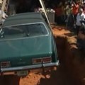 Umesto kovčega - automobil! Bizarna sahrana obišla svet: Porodica pokojniku ispunila poslednju želju, a detalj iz vozila sve…