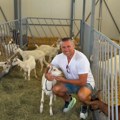 Ниша Савељић сам гаји хрпу животиња: Одрекао се луксуза, ово је његов живот данас на селу усред Црне Горе - козе, кокошке…