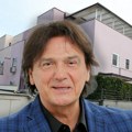 Danas živi u luksuznoj vili na Dedinju, o svojim nekretnina ne priča. Čola je očevinu samo jednom posetio: sve zaraslo u korov…
