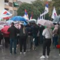 Paralelni doček biciklista u Aleksincu: Naprednjaci autobusima došli iz Niša, nisu dozvoljavali da se postave štandovi VIDEO…